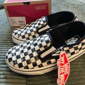 Brand New! Never worn, women’s size 10/ men’s size 8 Vans checkerboard slippers
